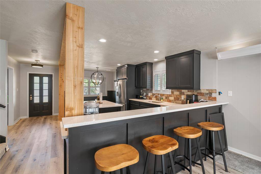 Additional area for eating and gathering around the kitchen-