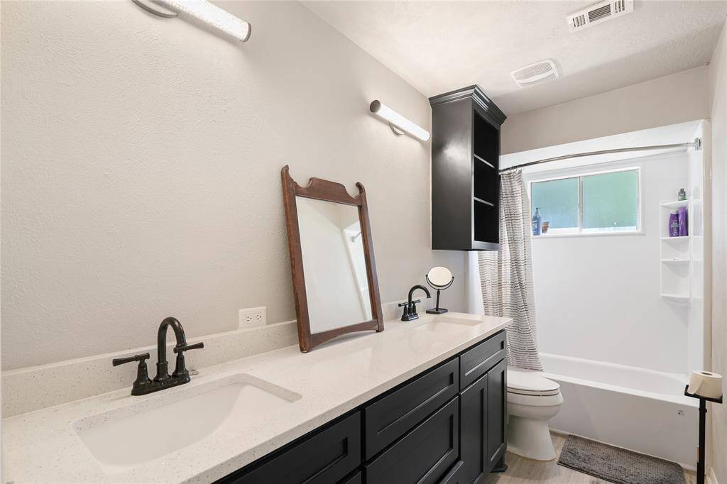View of the second bathroom-