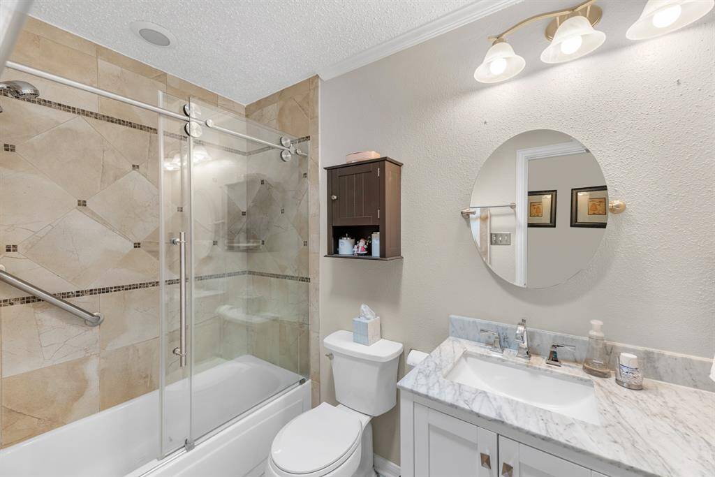 Secondary bathroom.