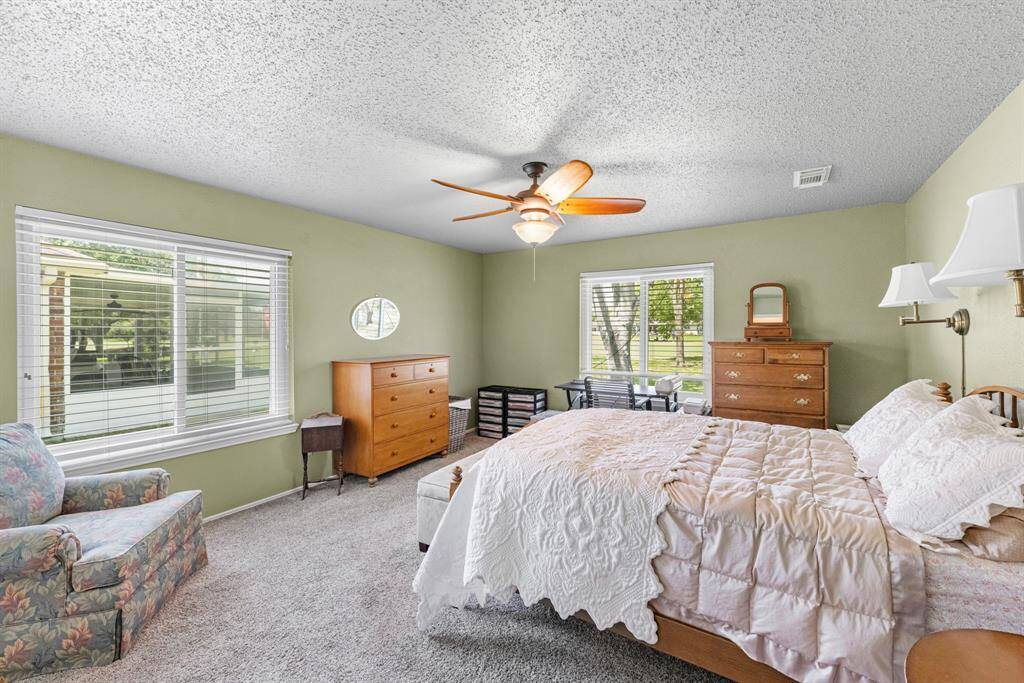 Secondary bedroom.