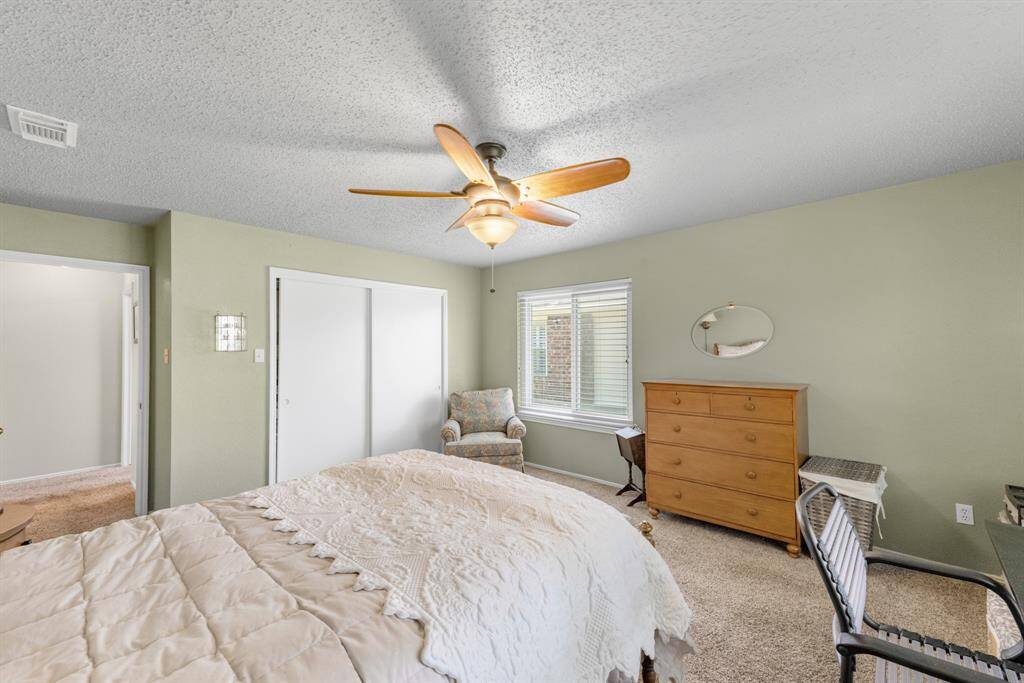 Secondary bedroom.