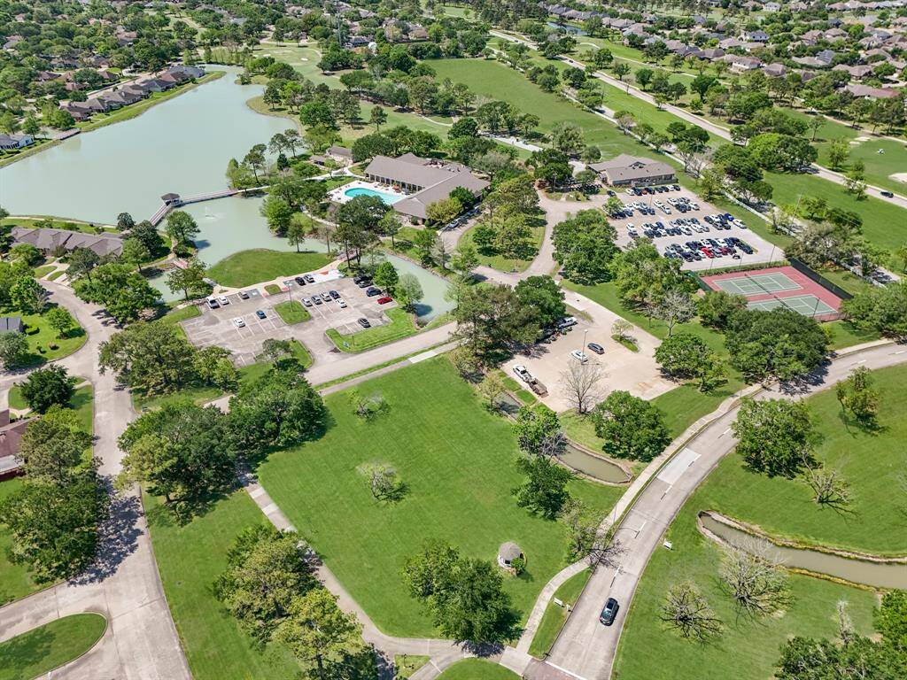 Club house, pickleball courts, lake, tennis courts, pool!