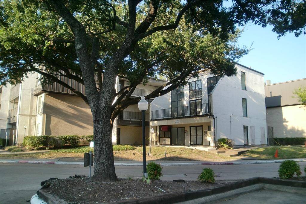 View of main entrance of the building from the parking garage.