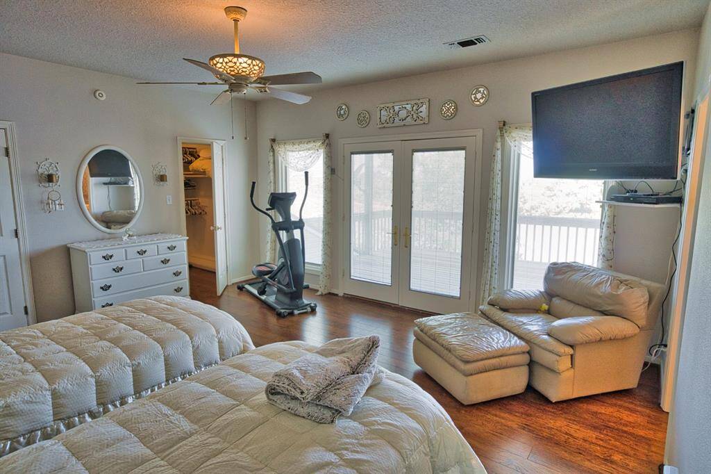 The bedroom features 2 walk-in closets.