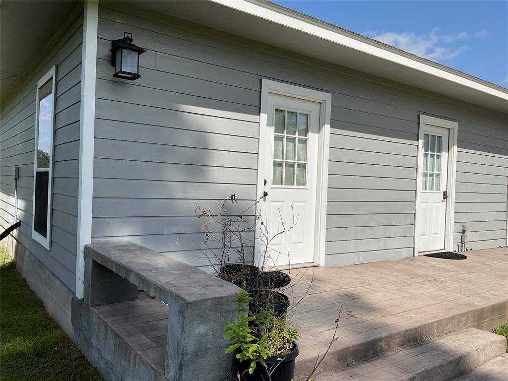 There are 2 ways to get into the garage apartment.