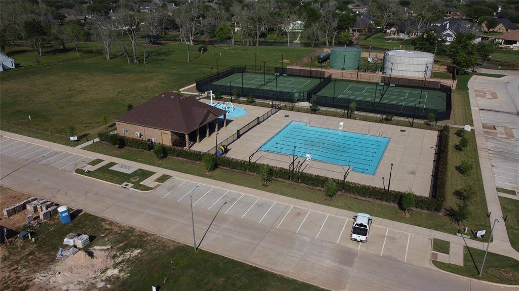 Weston Lakes Country Club amenities right down the street