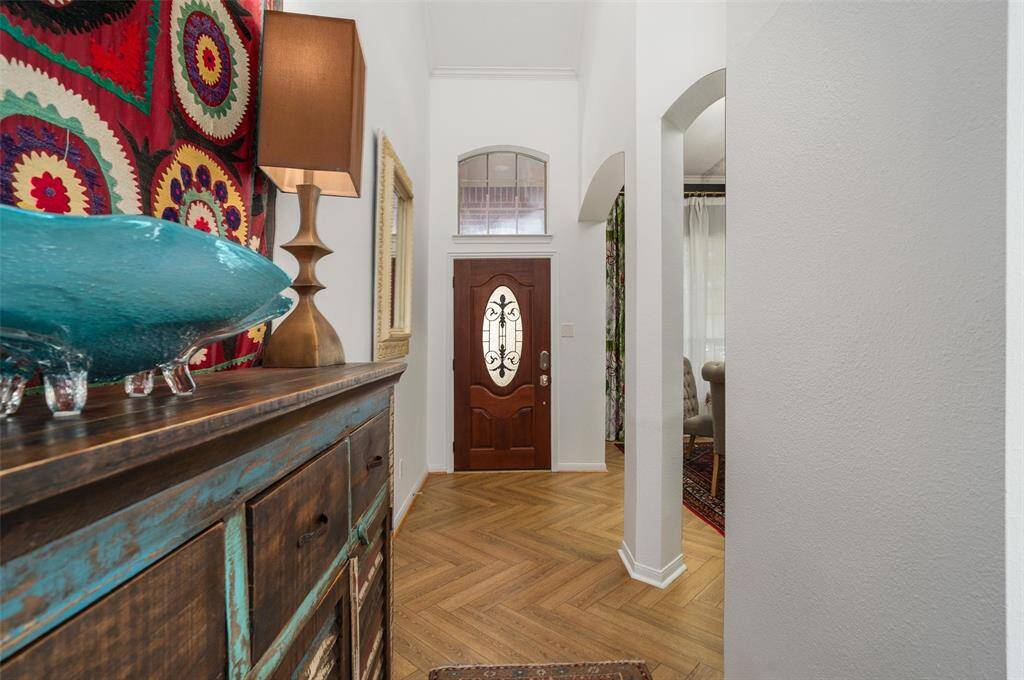 Another view of entryway.