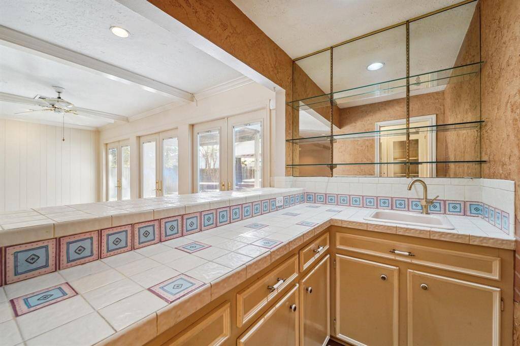 Downstairs wet bar area.