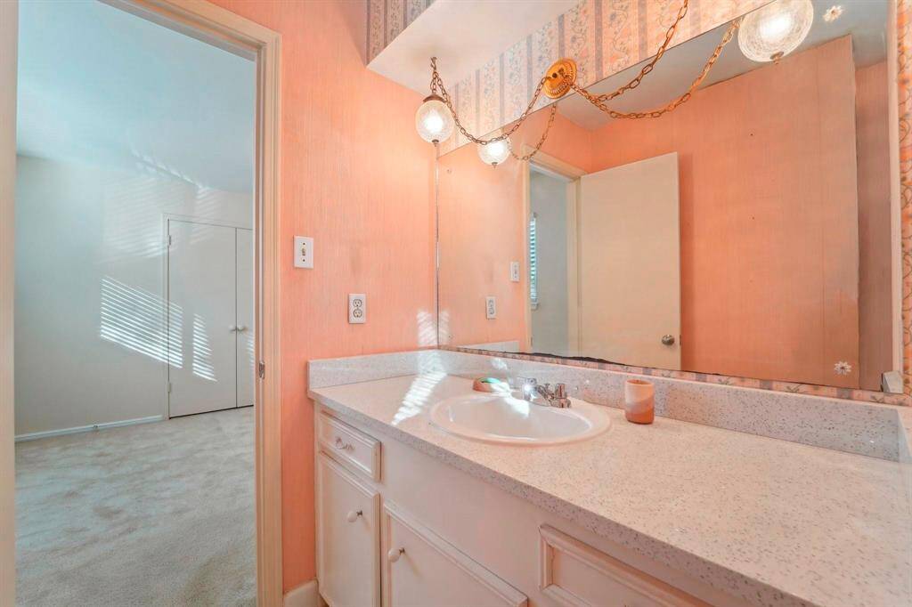 Jack and Jill bathroom with recently upgraded quartz countertops.