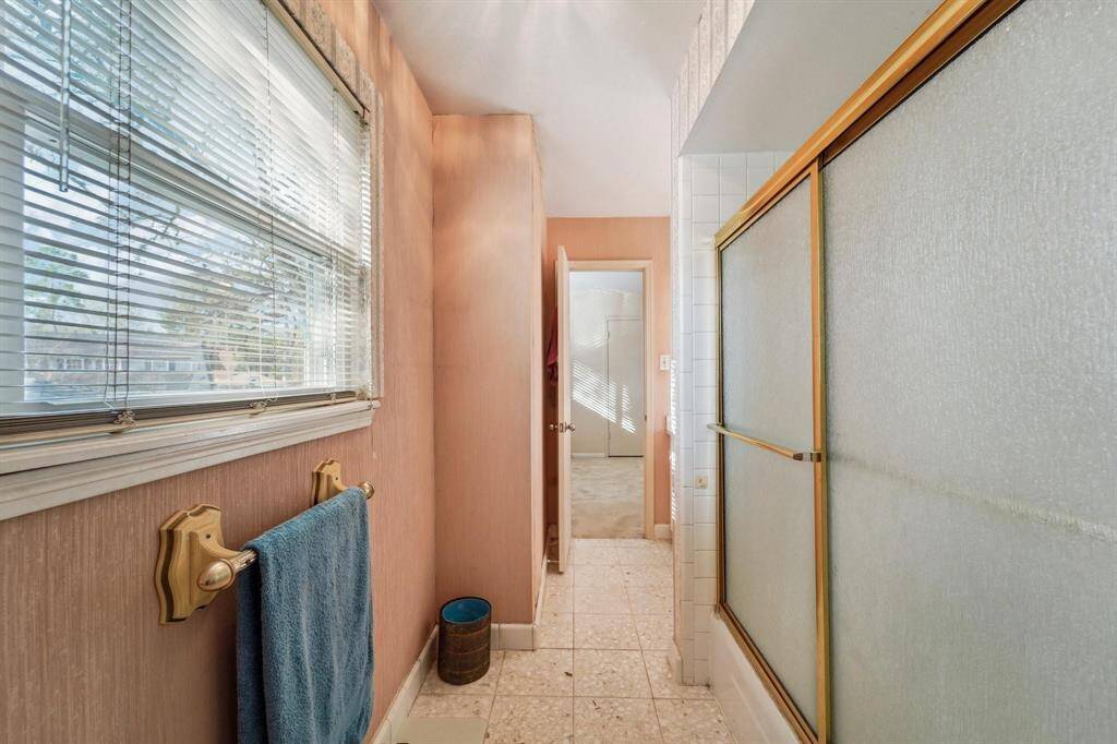 Jack and Jill bathroom with combo tub/shower.