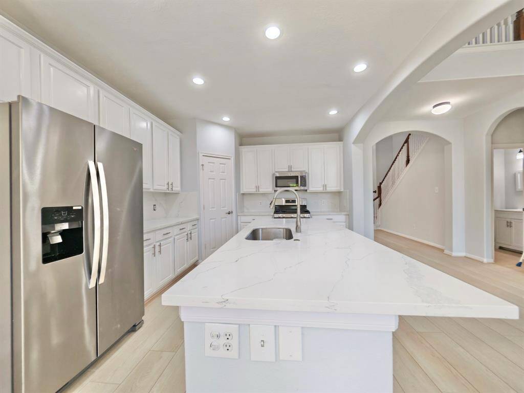 The oversized Island doubles as a convenient breakfast bar — perfect for casual dining or entertaining.