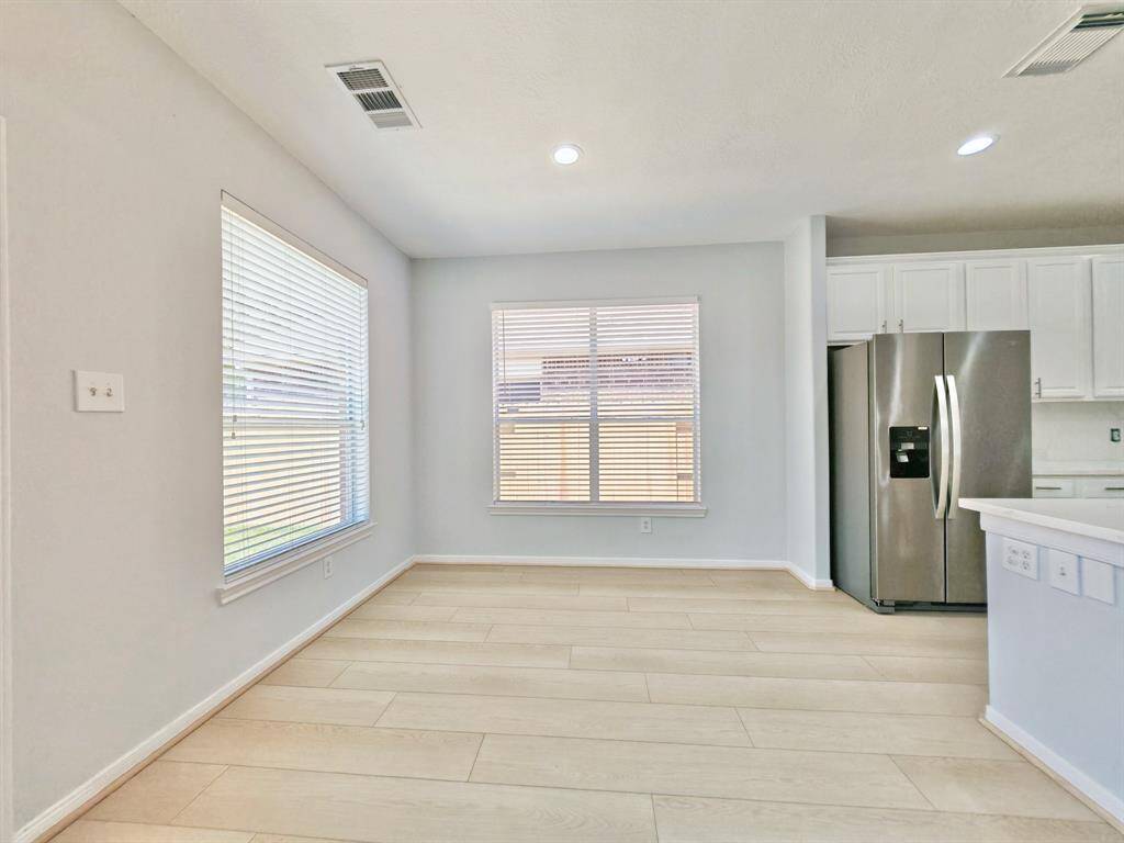 Bright breakfast room