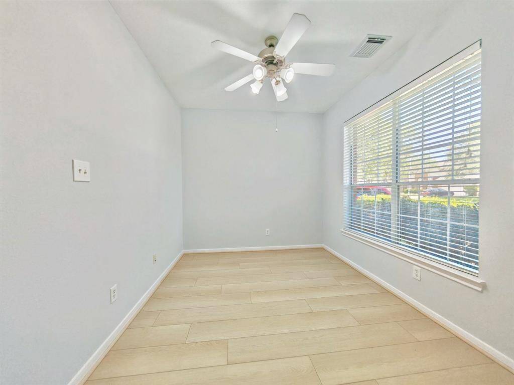 Home Office/study with ceiling fan.