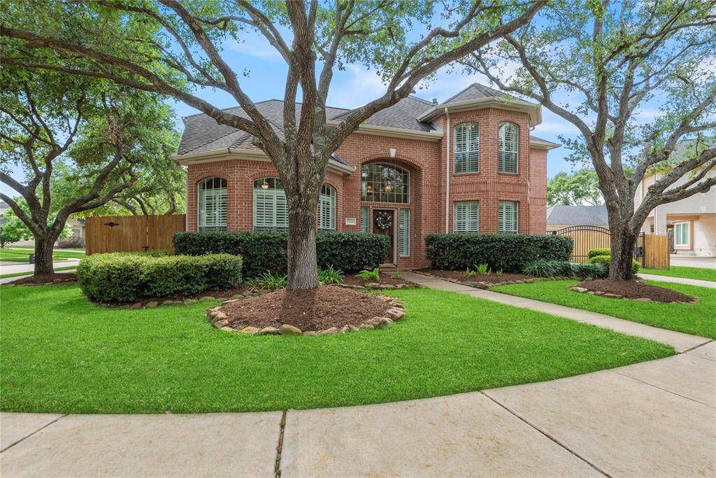 Located in the highly desired master planned community of Grand Lakes with easy access to 99 and Westpark Tollway, you will fall in love with the charm of this well cared for home.