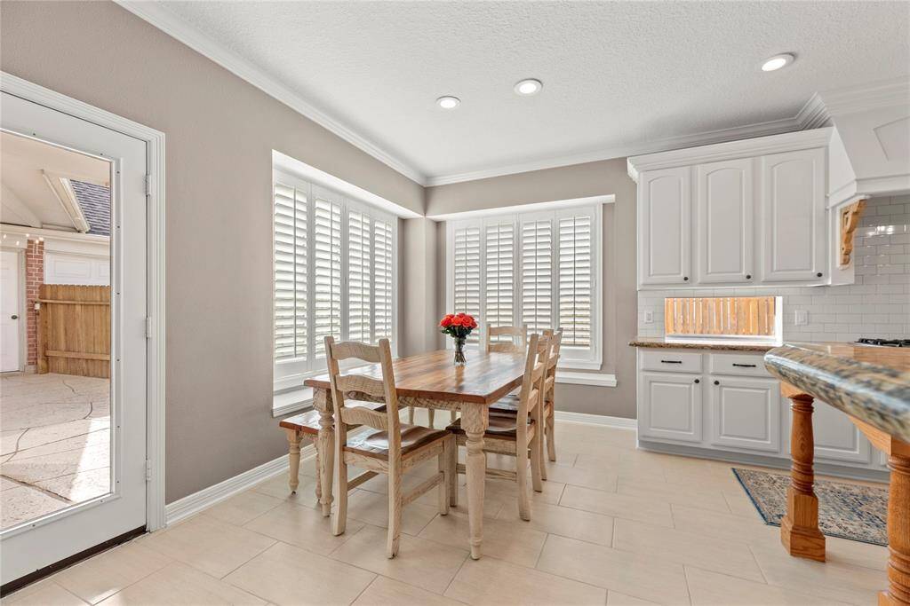 The breakfast area, conveniently located next to the kitchen and living room, offers plenty of space for a large table—perfect for family meals and gatherings!