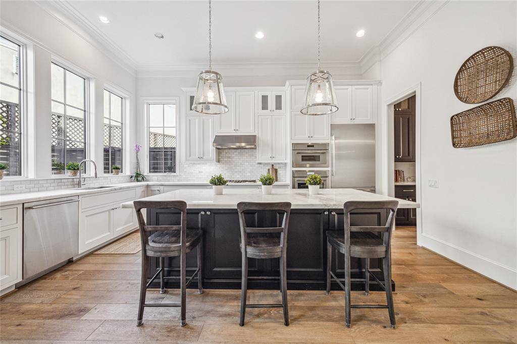 Notice the island cabinets are even operable from the breakfast bar side.