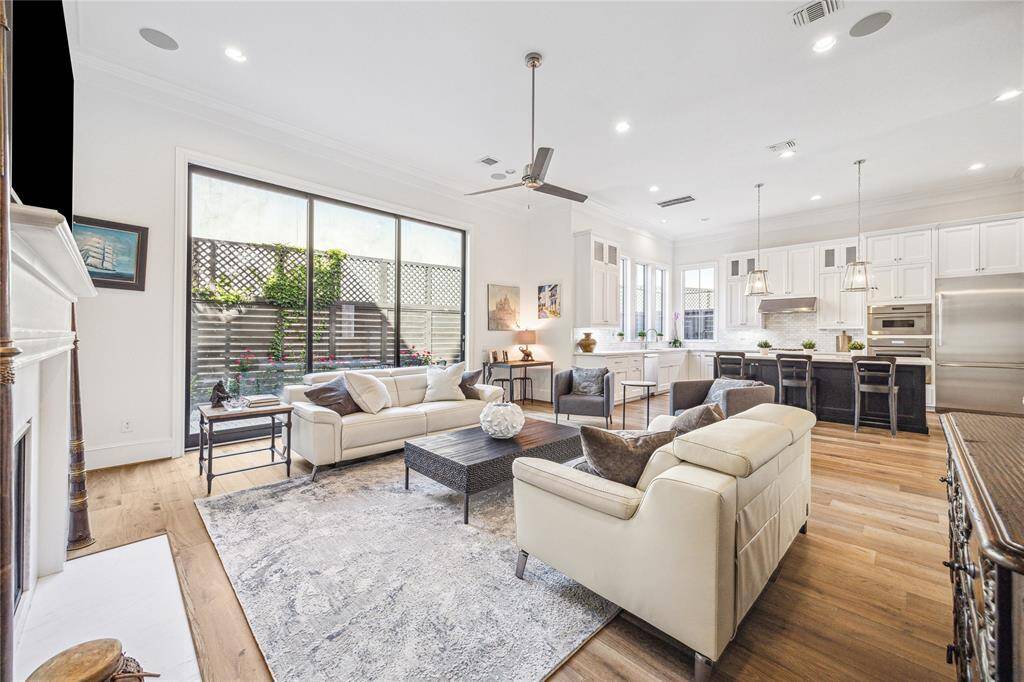 The 10' tall sliding glass panels bring even more light into the space. Let's take a peak outside.