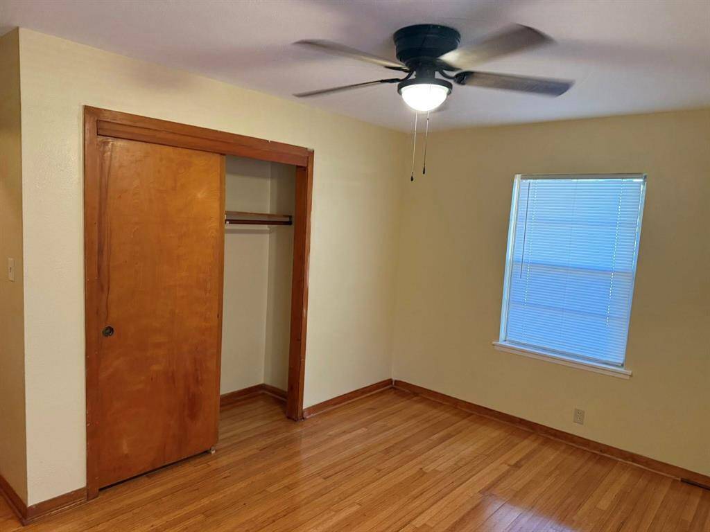 2nd bedroom  closet.