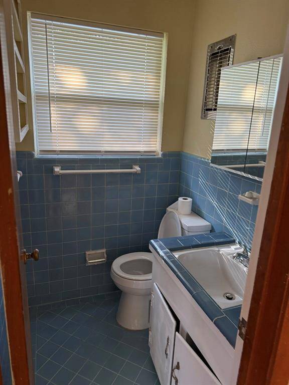 Primary bedroom half bath.