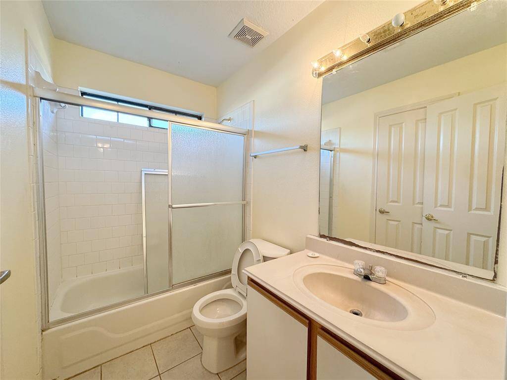 Hallway bath on 2/F