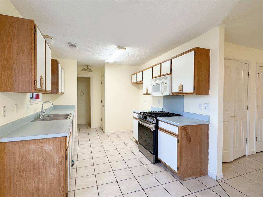 Kitchen w/ new gas range