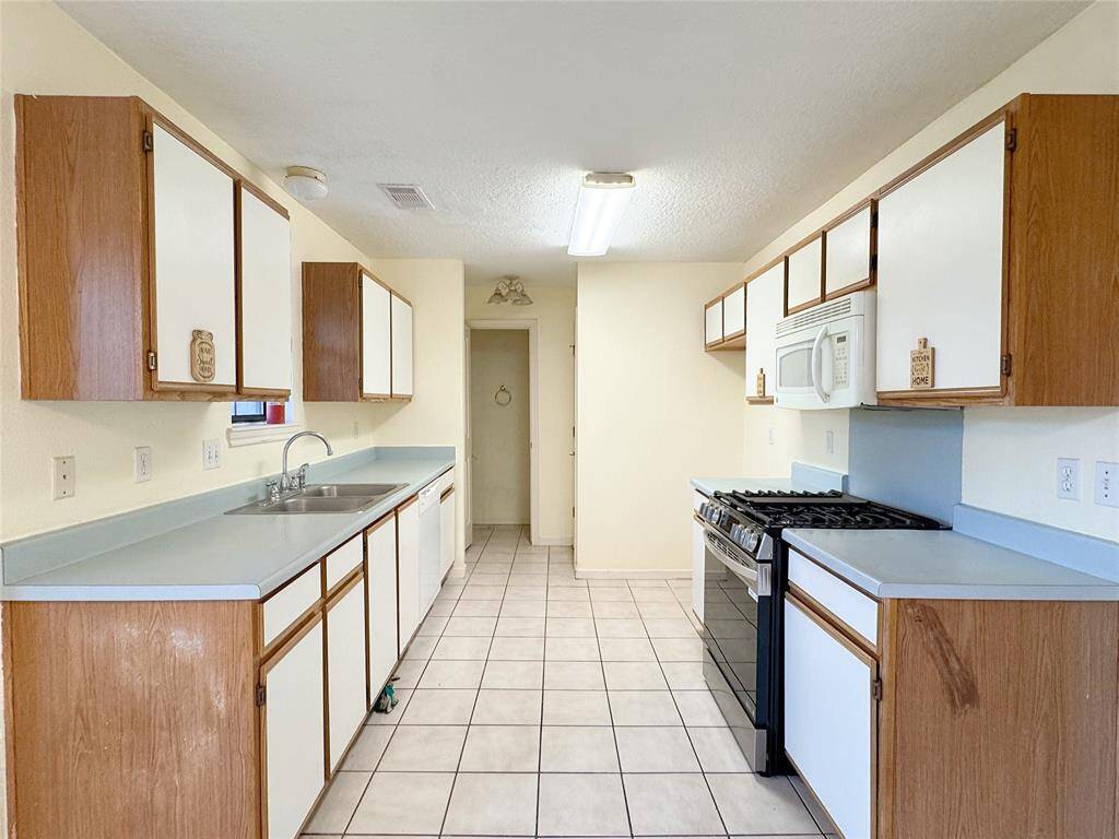 Kitchen w/ new gas range