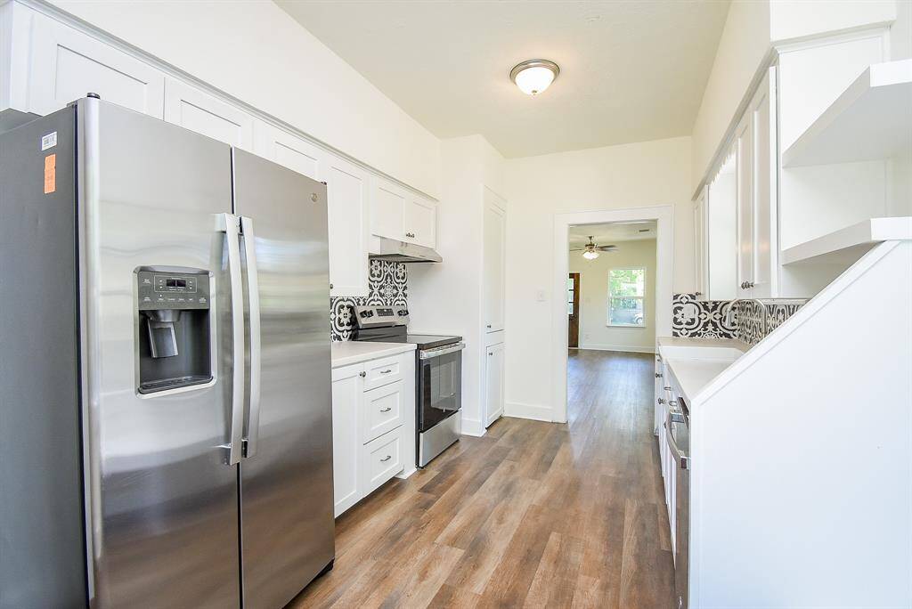 This kitchen is generously equipped with new appliances ensuring both style and functionality.
