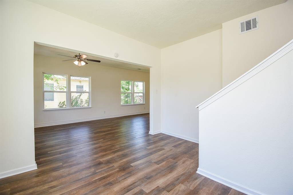 Here you see a cohesive flow from dining room to living room.