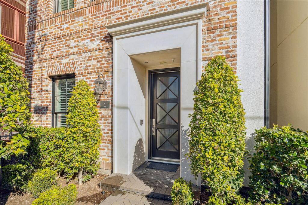 Amazing Lovett built home in Houston's inner loop between W. Dallas and Allen Parkway. Walk to the Buffalo Bayou park and trails, Bludorn restaurant, Native coffee and more!