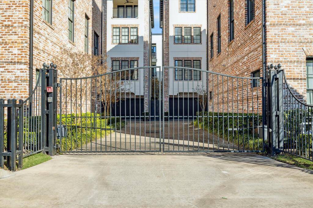 Gated enclave minutes from downtown, midtown, Montrose and River Oaks shopping area.