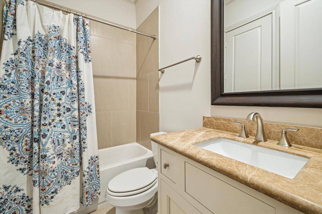 1st floor ensuite bathroom