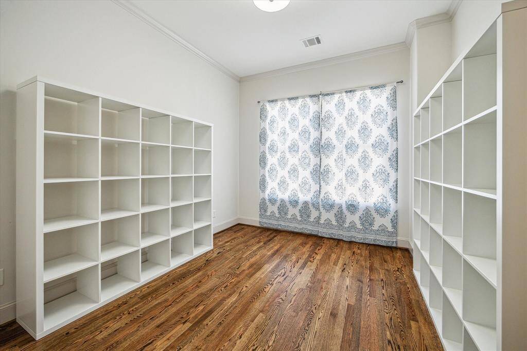 4th floor ensuite bedroom.