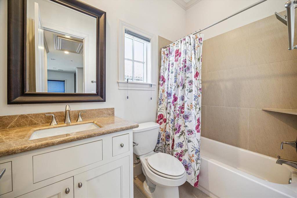 4th floor ensuite bathroom