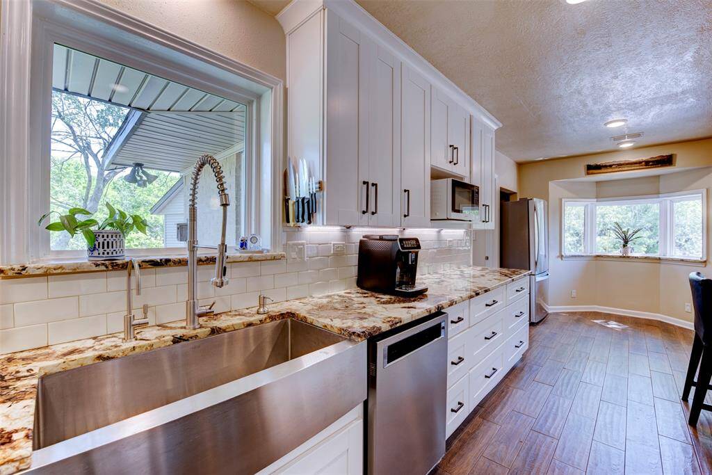 The space checks off every box: an oversized farmhouse stainless sink, commercial-style pulldown faucet,3/4 HP garbage disposal and a 5 stage reverse osmosis water purifier for clean water straight from the tap with an added bonus  of a built-in spice rack.