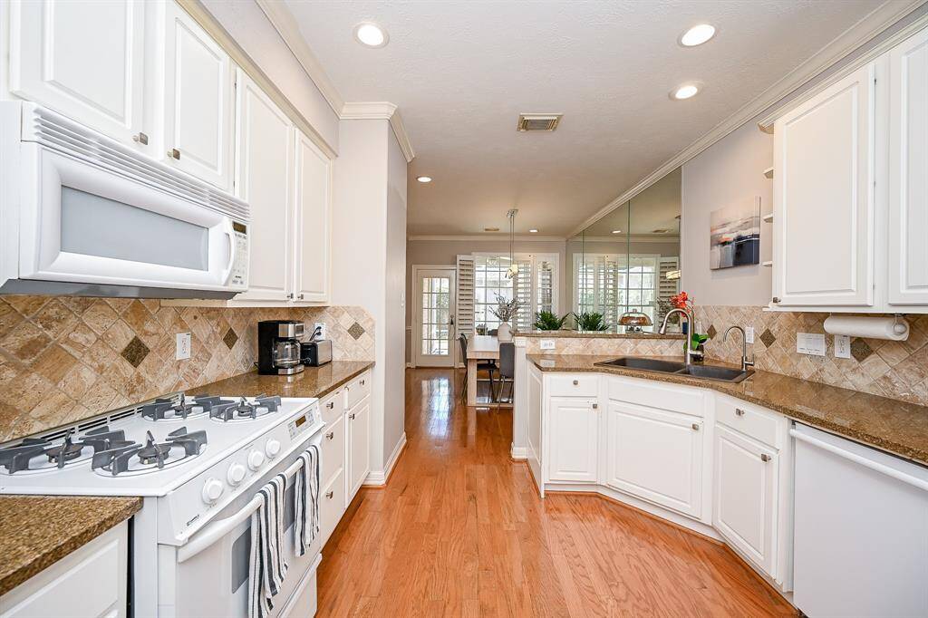 What a clear view (and path) to and from this amazing kitchen. Don't you love the rich color of the granite counter tops and complementing tile backsplash?