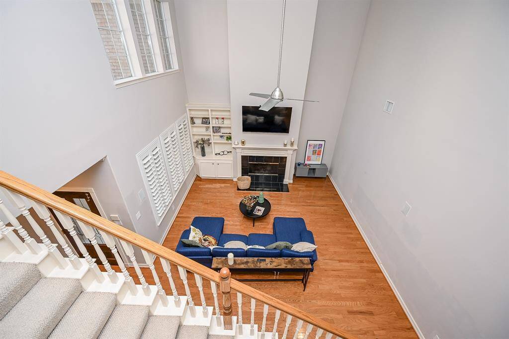 Not every home can boast this kind of glamorous Hollywood shot, from above!