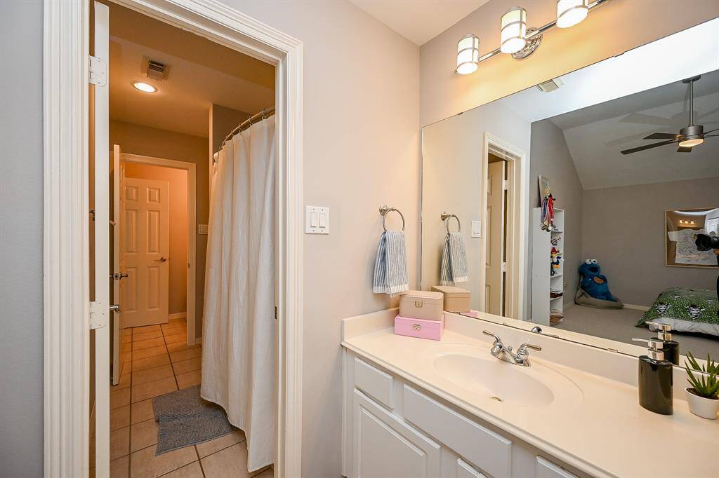 The spacious secondary bathroom hosts all creature comforts!
