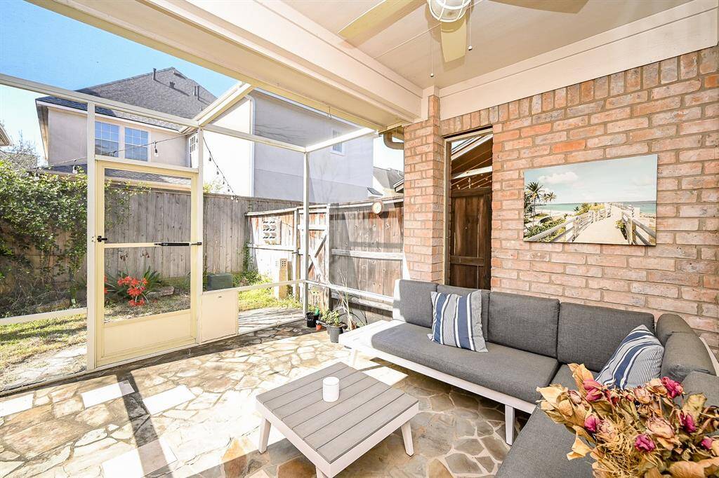 Your outdoor lifestyle is only steps from your indoor lifestyle, onto this beautiful, compact, enclosed covered patio.