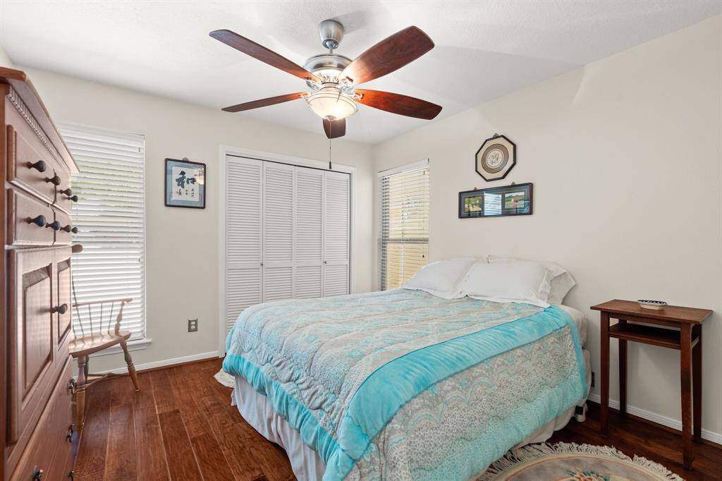 Secondary bedroom.