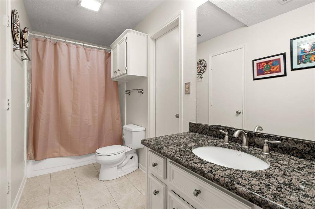 Secondary bathroom with entry from both bedrooms.