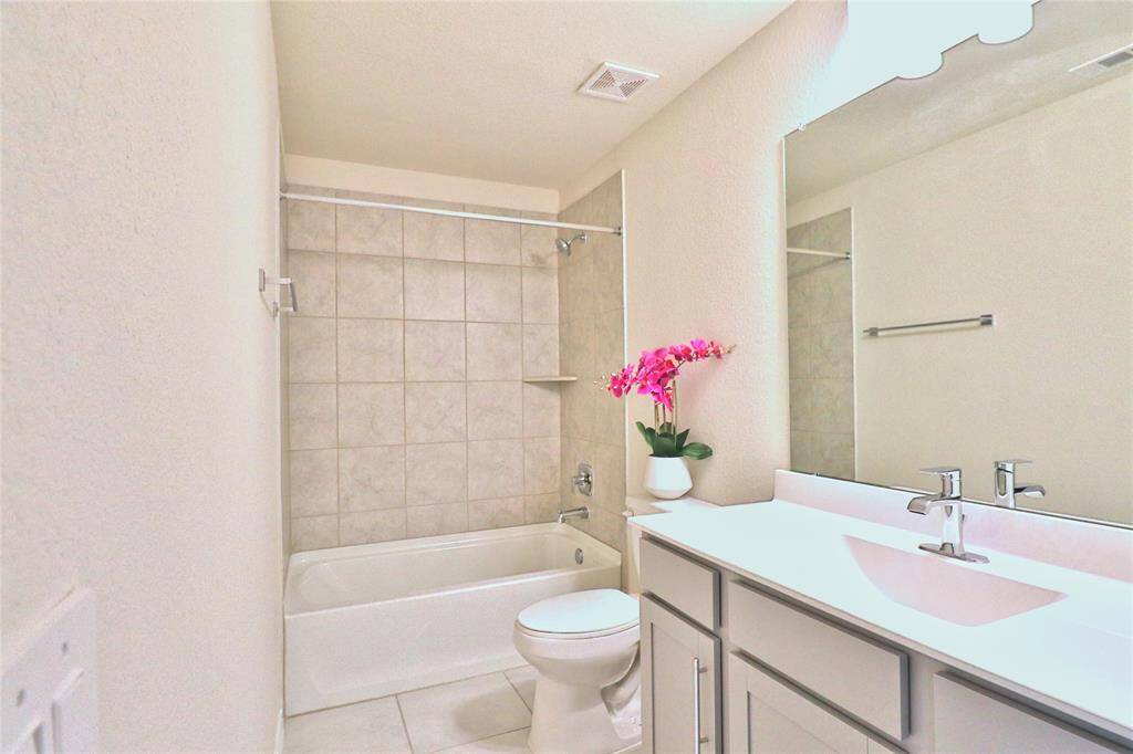 secondary full bath