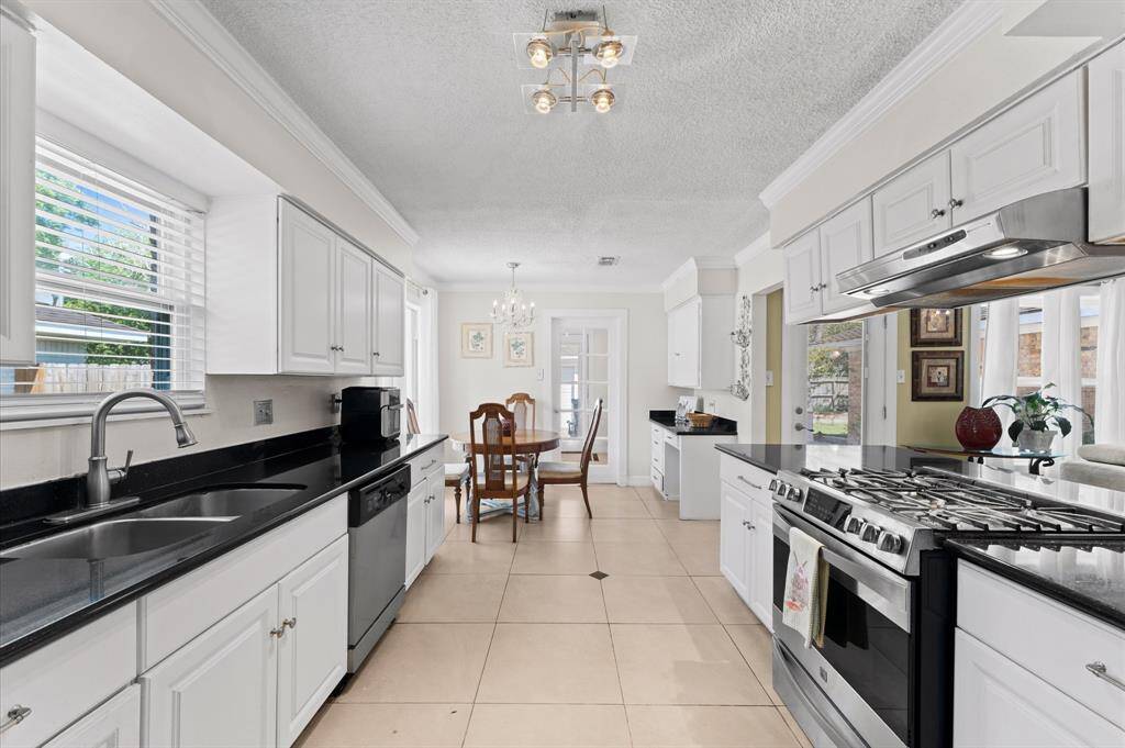 Light and bright kitchen