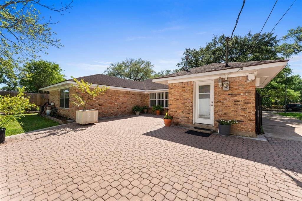 Enjoy the outdoors in this spacious backyard!