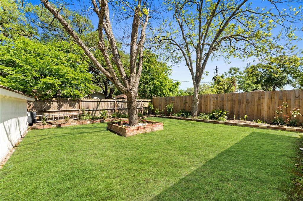 The outdoor green space at this home has so much potential! It's so gorgeous and unexpected.