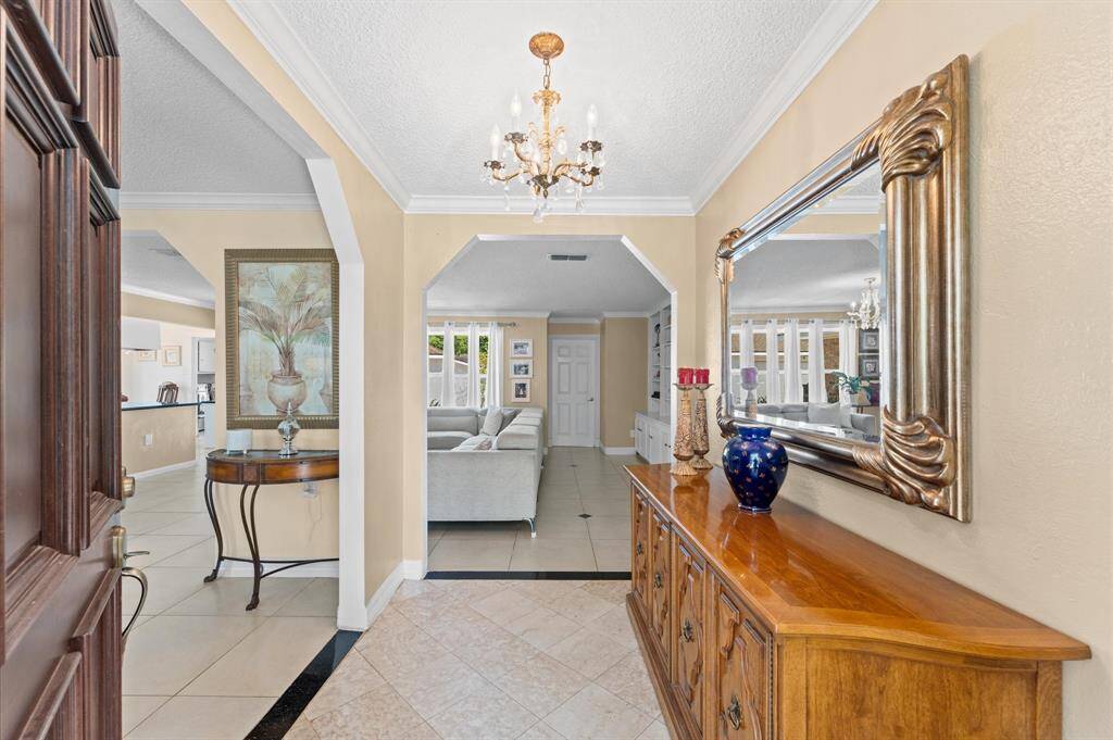 Come in and se this spacious home