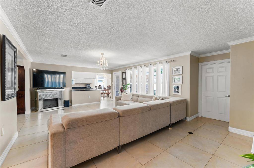 This living room conveniently connects to the dining room, breakfast area and Kitchen for easy entertaining!