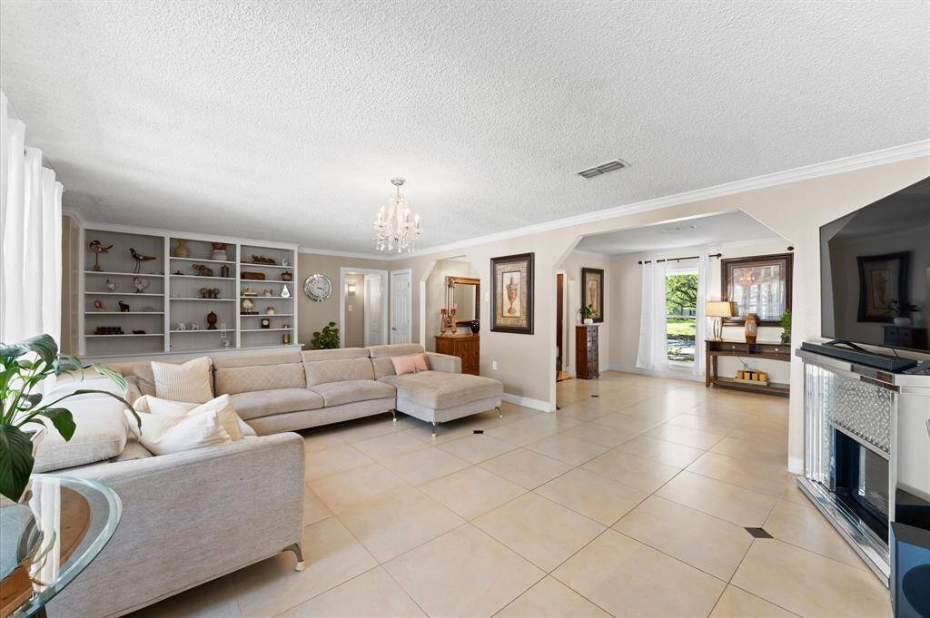 Living Room light and bright spacious living room is the perfect layout for entertaining or just relaxing!