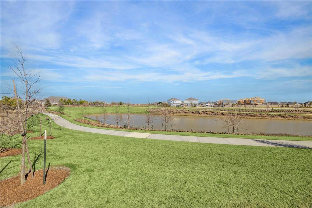 LAKE FRONT - direct access to the trails and just a short walk to the activities and commuity center!