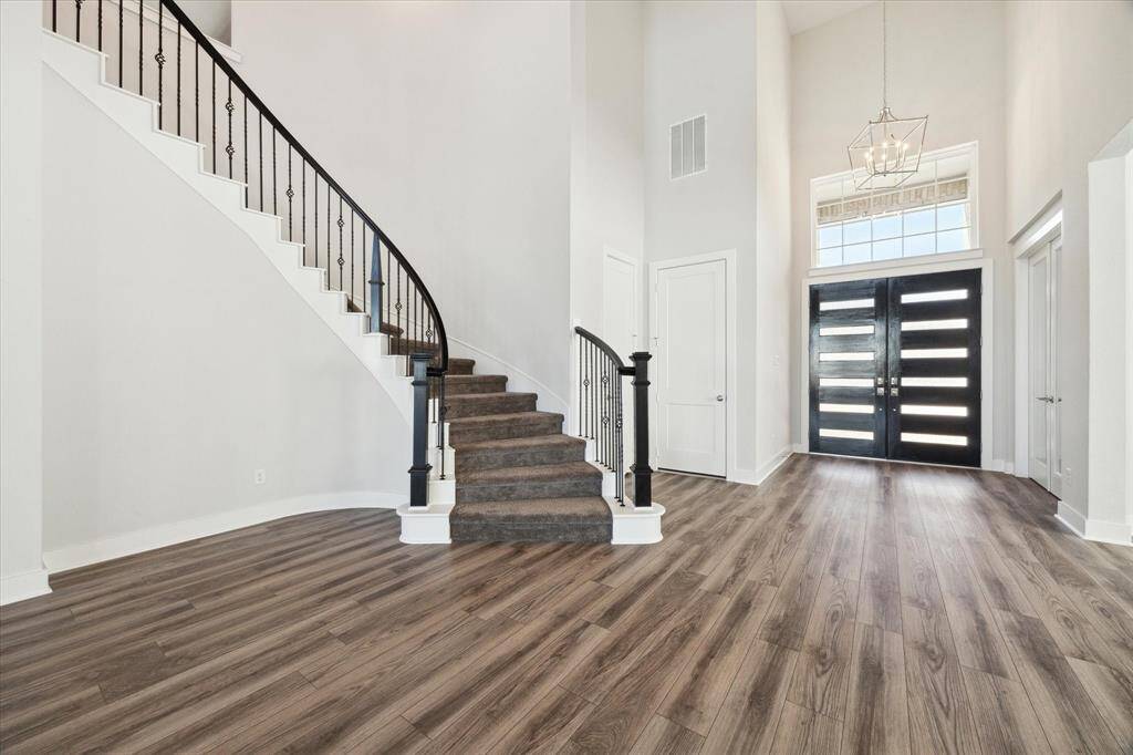 Sophisticated and luxurious entrance with grand staircase.
