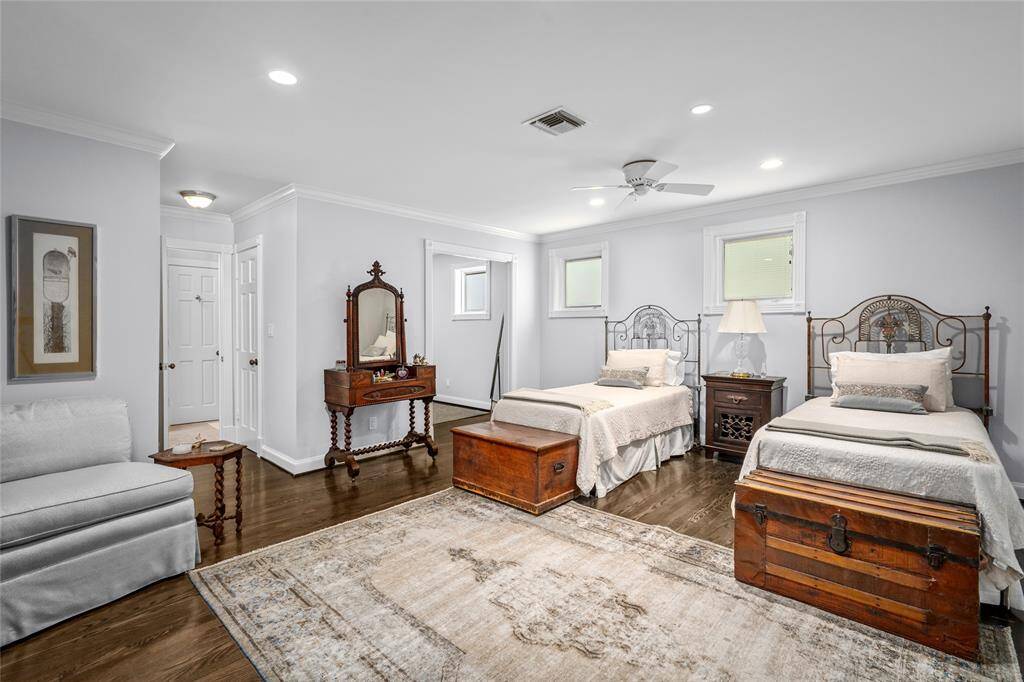 Spacious Guest bedroom with a bonus room, upstairs. En-suite bathroom.